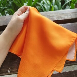 Lenço de Seda Pura Laranja Maquinetado – Elegância Discreta para o Bolso do Paletó