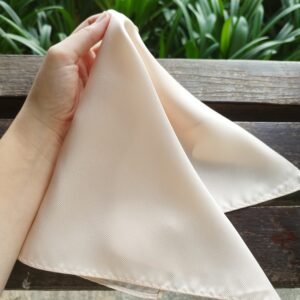 Lenço de Seda Pura Bege Maquinetado – Elegância Discreta para o Bolso do Paletó