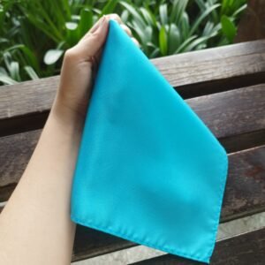 Lenço de Seda Pura Azul Tiffany Maquinetado – Elegância Discreta para o Bolso do Paletó