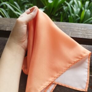 Lenço de Seda Pura Coral Maquinetado – Elegância Discreta para o Bolso do Paletó