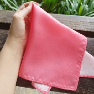 Lenço de Seda Pura Rosa Coral Maquinetado – Elegância Discreta para o Bolso do Paletó
