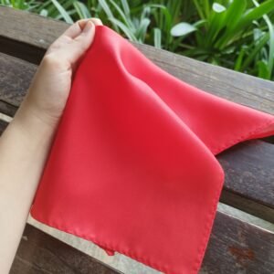 Lenço de Seda Pura Vermelho Maquinetado – Elegância Discreta para o Bolso do Paletó