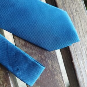Gravata de Seda Lisa Azul Marinho Maquinetada