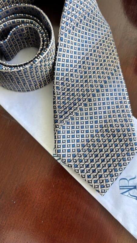 Gravata Drapeada Branca Estampada com detalhes em Azul - Imagem 3