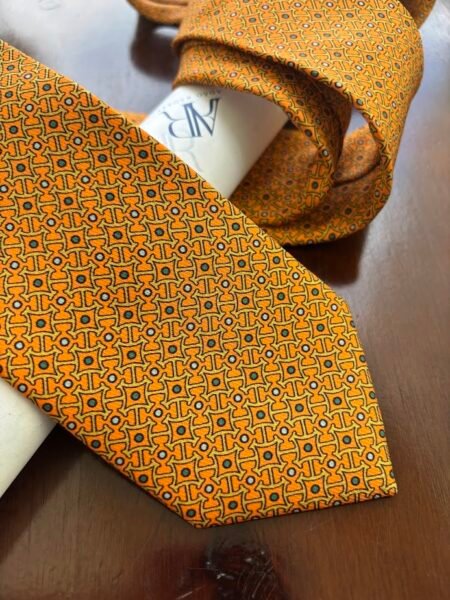 Gravata de Seda Laranja com Estampa Amarela e Azul - Imagem 2