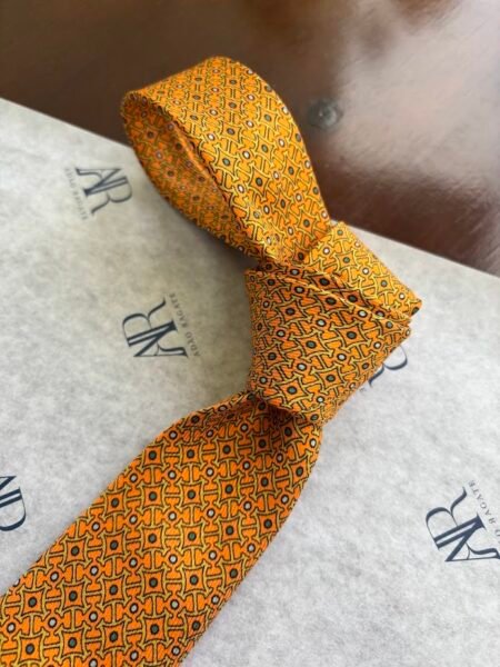 Gravata de Seda Laranja com Estampa Amarela e Azul - Imagem 3
